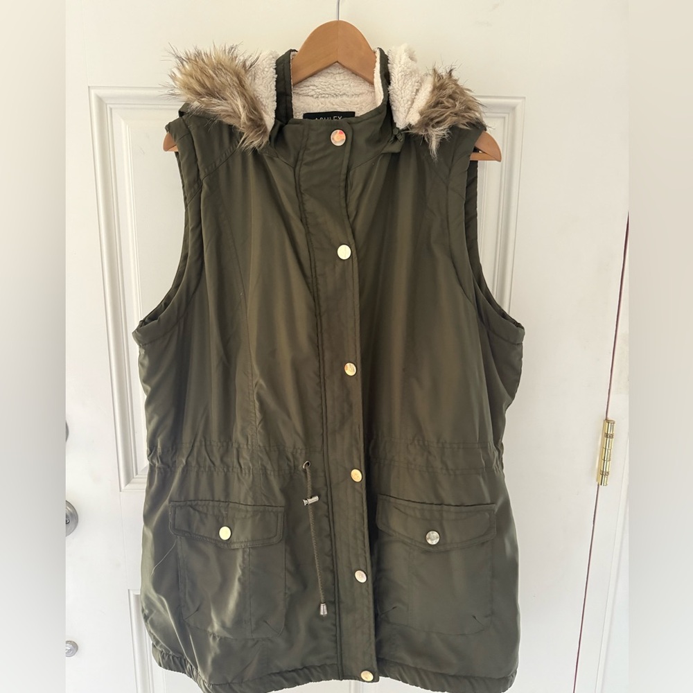 Sherpa lined utility vest, lined hood. Pockets, zipper, adjustable waist cord